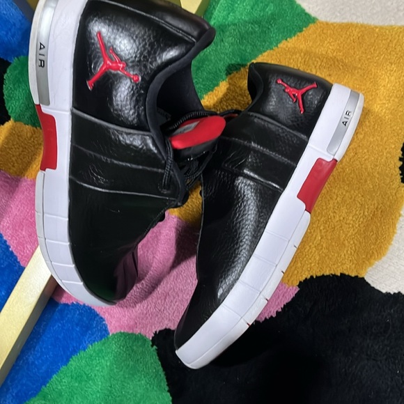 Gently used air Jordan for men blanket and red in mint condition and well kept - Picture 4 of 7